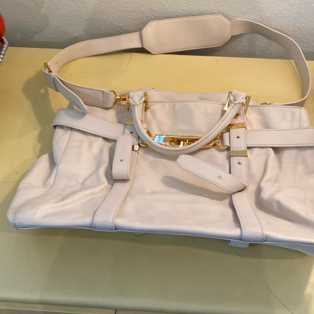Rachel Zoe White Leather Bag. EUC. Inside Pockets. Handle and Strap.